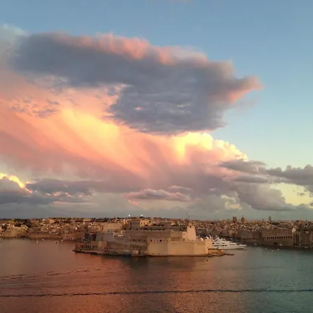 Grand Harbour Loft * Valletta
