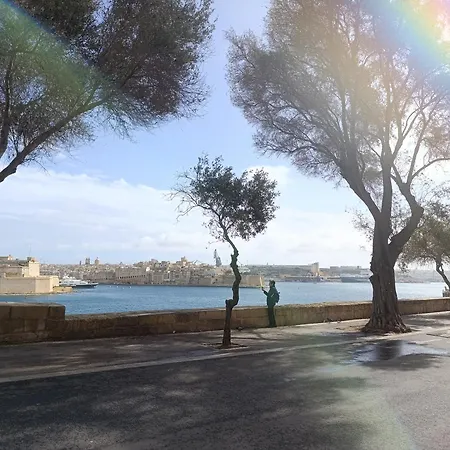 Grand Harbour Loft * Valletta