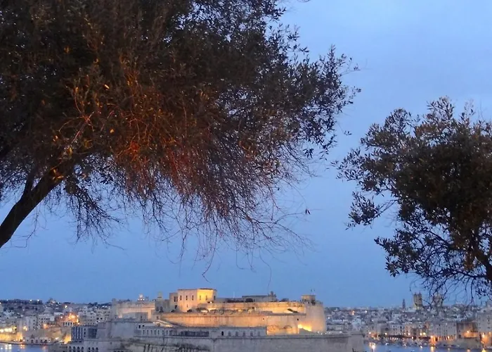 דירה Grand Harbour Loft